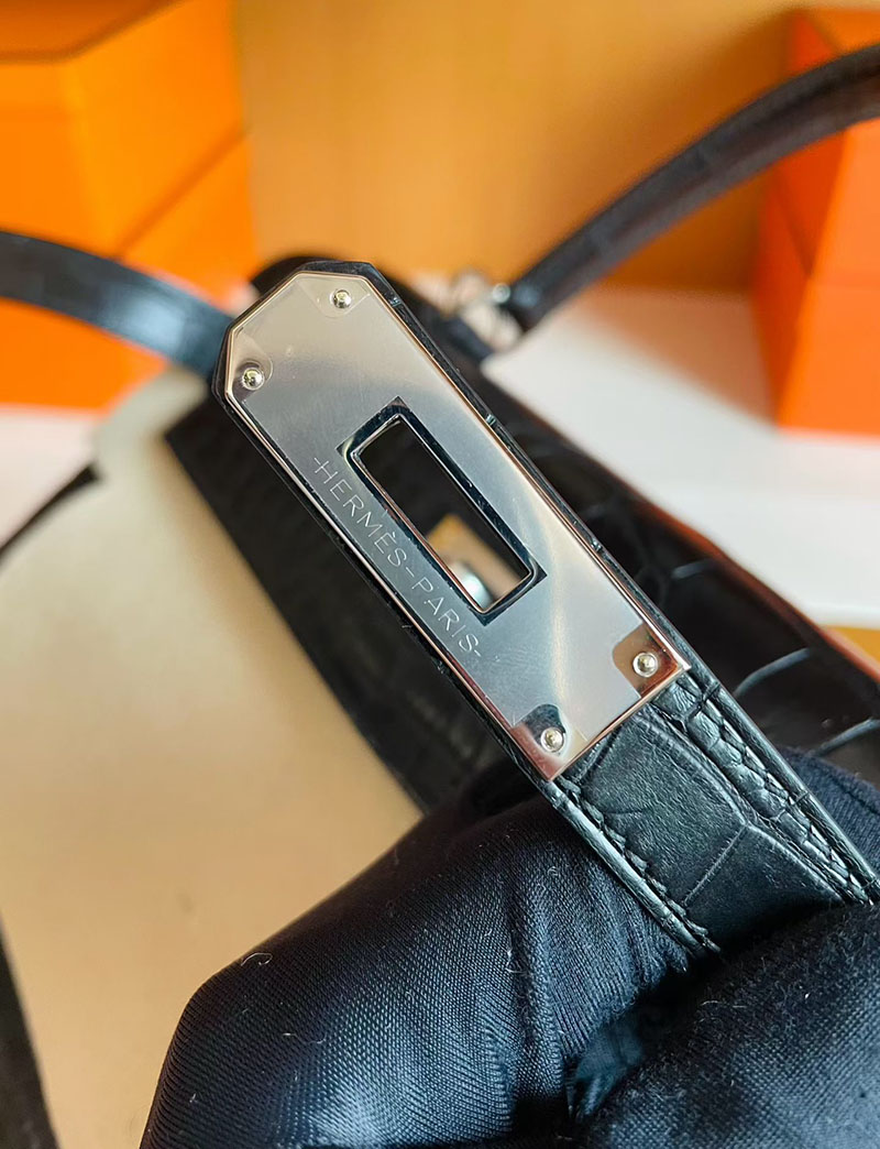 ケリー28 黒 HERMES ケリー28 内縫い 黒 ブラック クロコダイル アリゲーターマット シルバー金具 2627835 エルメス 新作バッグ - 画像 (9)