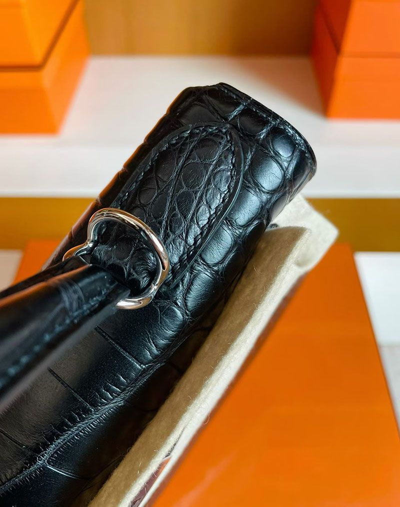 ケリー28 黒 HERMES ケリー28 内縫い 黒 ブラック クロコダイル アリゲーターマット シルバー金具 2627835 エルメス 新作バッグ - 画像 (8)