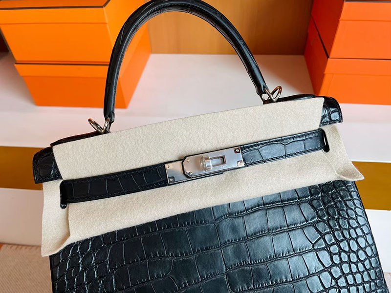 ケリー28 黒 HERMES ケリー28 内縫い 黒 ブラック クロコダイル アリゲーターマット シルバー金具 2627835 エルメス 新作バッグ - 画像 (7)