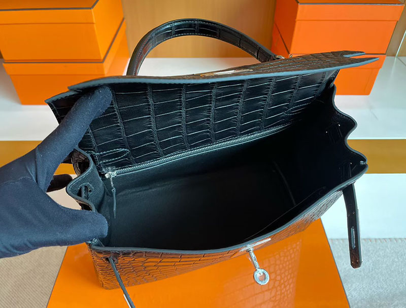 ケリー28 黒 HERMES ケリー28 内縫い 黒 ブラック クロコダイル アリゲーターマット シルバー金具 2627835 エルメス 新作バッグ - 画像 (5)