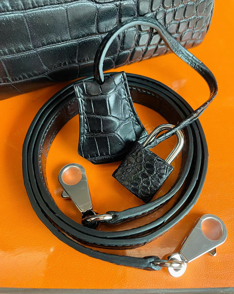 ケリー28 黒 HERMES ケリー28 内縫い 黒 ブラック クロコダイル アリゲーターマット シルバー金具 2627835 エルメス 新作バッグ - 画像 (4)