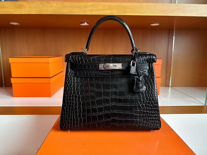 ケリー28 黒 HERMES ケリー28 内縫い 黒 ブラック クロコダイル アリゲーターマット シルバー金具 2627835 エルメス 新作バッグ - 画像 (3)