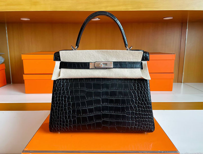 ケリー28 黒 HERMES ケリー28 内縫い 黒 ブラック クロコダイル アリゲーターマット シルバー金具 2627835 エルメス 新作バッグ - 画像 (2)