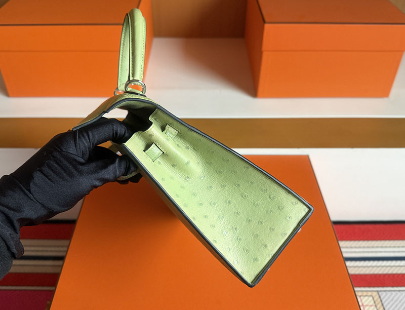 ケリー28 外縫い HERMES ケリー28 外縫い ヴェールクリケット オーストリッチ シルバー金具 2627868 エルメス 新作バッグ - 画像 (3)