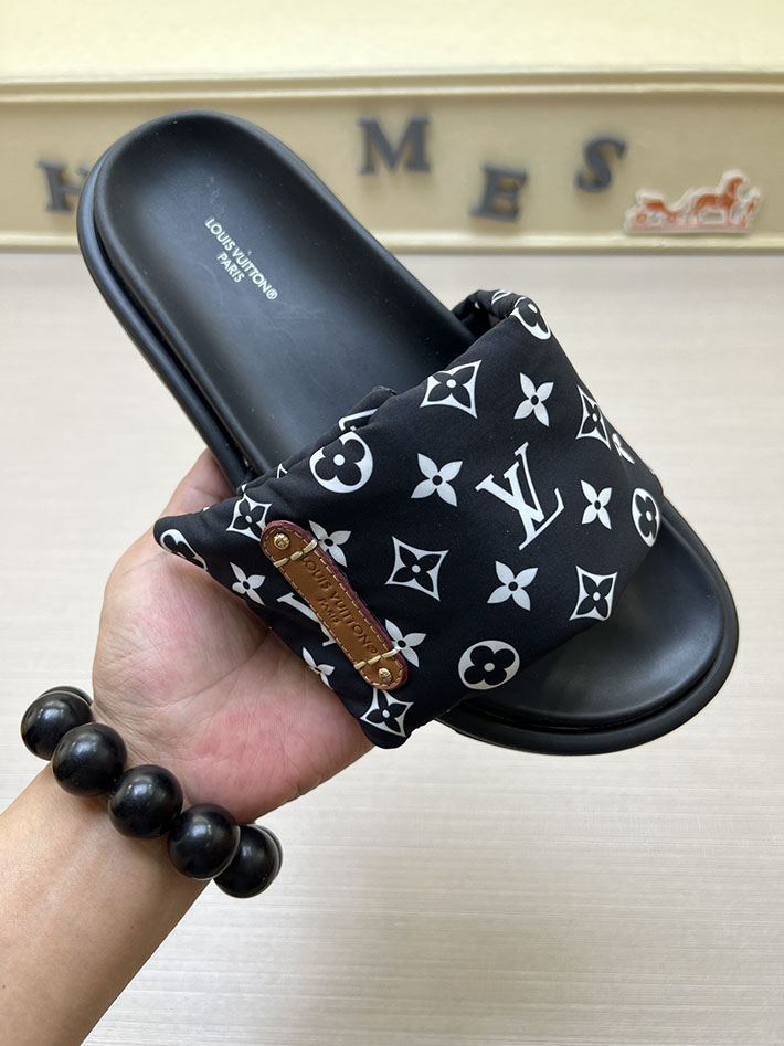 メンズ・レディース兼用 ルイヴィトン サンダル LV プールピロー・ライン ミュール モノグラム 2629022 ルイヴィトン 靴 黒 - 画像 (3)
