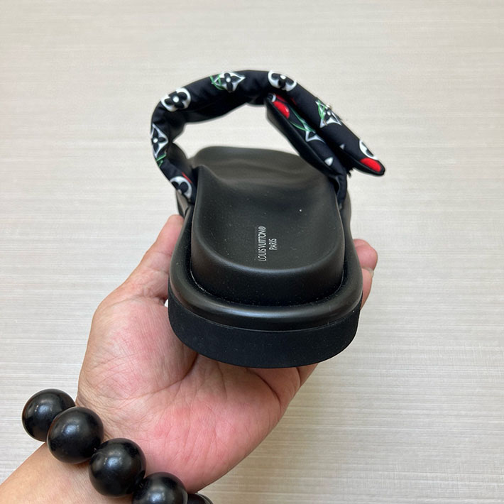 メンズ・レディース兼用 ルイヴィトン サンダル LV × TM フラットサンダル プール ピロー ミュール 2629029 ルイヴィトン サンダル 黒 - 画像 (6)