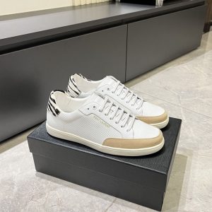 白スニーカー 芸能人