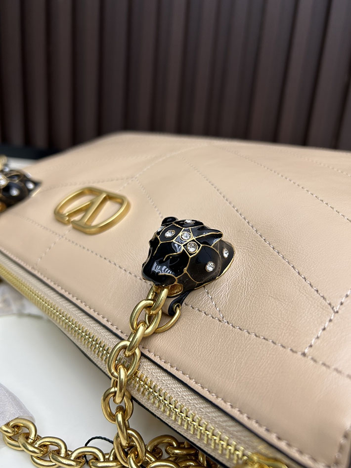 ヴァレンティノ バッグ 人気 VALENTINO ガラヴァーニ パンテア シェブロンパターン ナッパレザー ベージュ 2629205 ヴァレンティノ トートバッグ - 画像 (4)