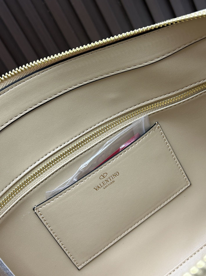 ヴァレンティノ バッグ 人気 VALENTINO ガラヴァーニ パンテア シェブロンパターン ナッパレザー ベージュ 2629205 ヴァレンティノ トートバッグ - 画像 (2)