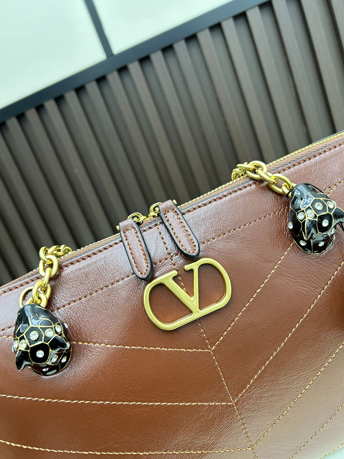 ヴァレンティノ バッグ 人気 VALENTINO ガラヴァーニ パンテア シェブロンパターン ナッパレザー ブラウン 2629207 ヴァレンティノ ショルダーバッグ - 画像 (6)