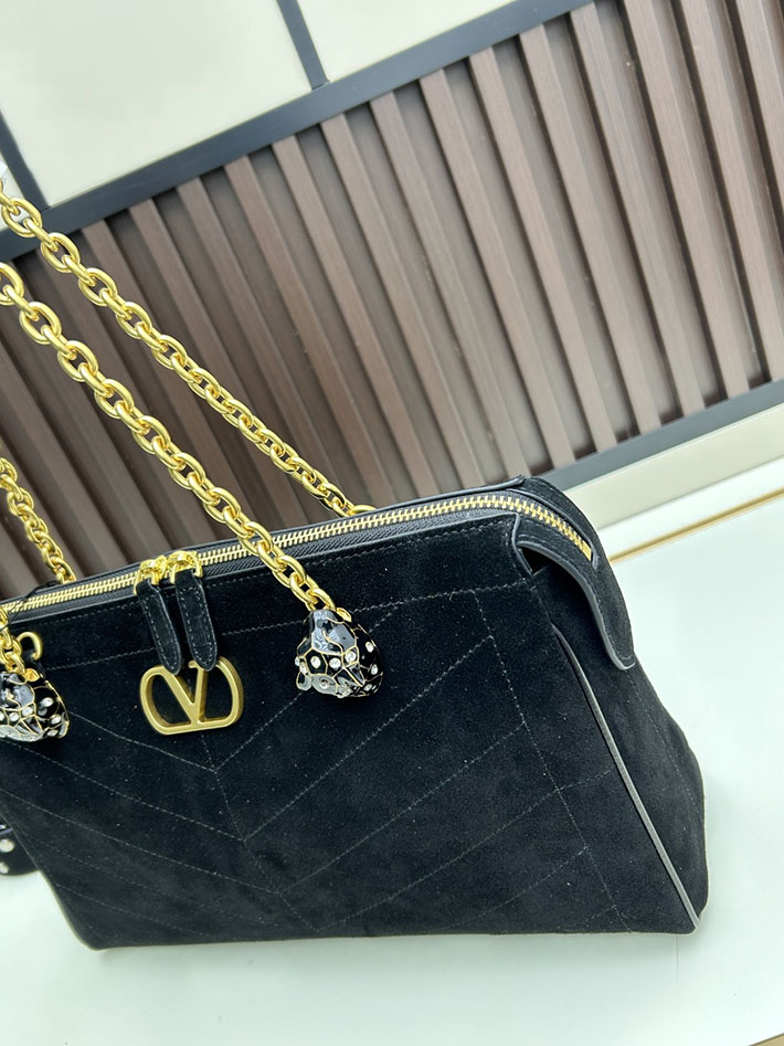 ヴァレンティノ バッグ 人気 VALENTINO ガラヴァーニ パンテア シェブロンパターン ナッパレザー ブラック 2629212 ヴァレンティノ ロゴ バッグ - 画像 (5)