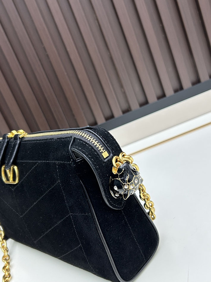 ヴァレンティノ バッグ 人気 VALENTINO ガラヴァーニ パンテア シェブロンパターン スモール ブラック 2629219 ヴァレンティノ ショルダーバッグ 黒 - 画像 (5)