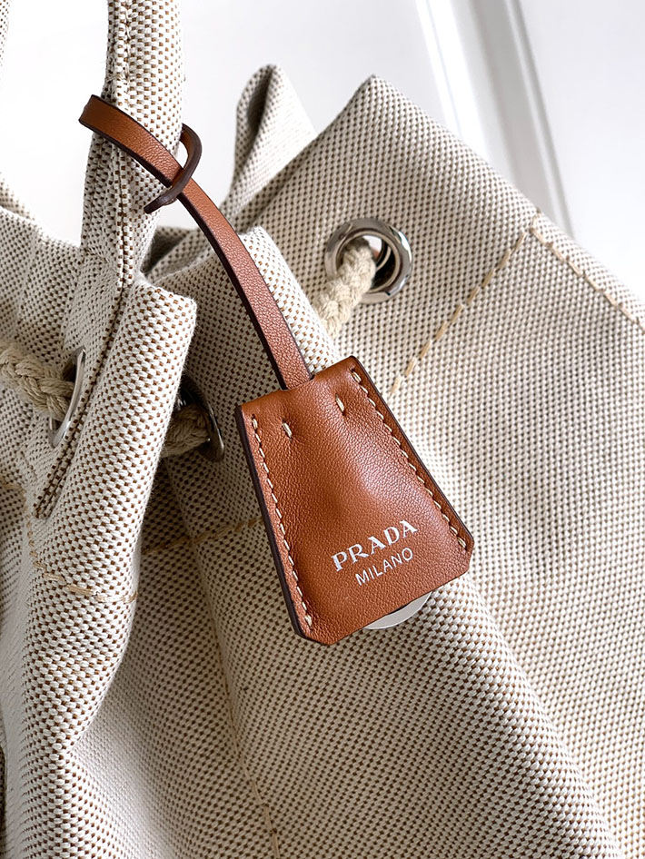 プラダ バッグ レディース PRADA リネンブレンド ドローストリング ダッフルバッグ ナチュラル 2VY011_2CX9_F0018_V_OOO プラダ 旅行バッグ レディース - 画像 (4)