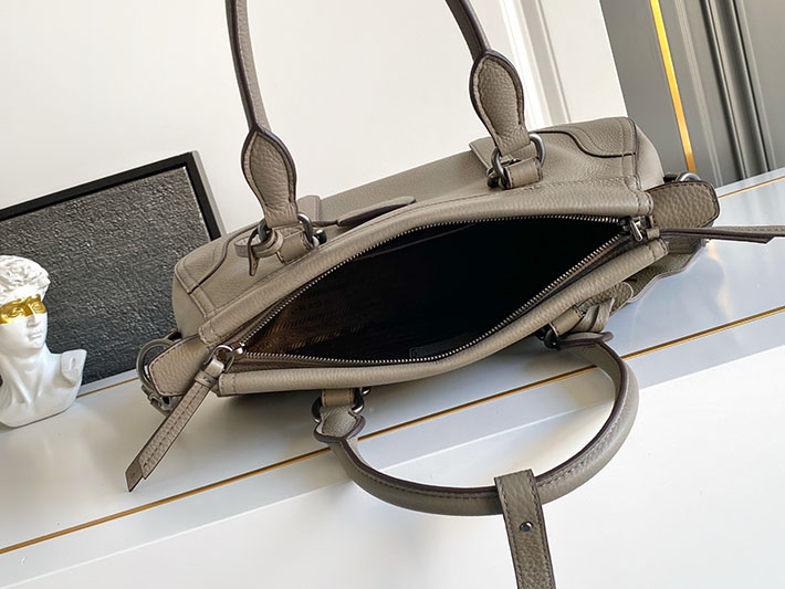 プラダ バッグ レディース PRADA ロゴ ラージ レザー トートバッグ クレイグレー 1BG604_2HIK_F0572_V_OOO プラダ トートバッグ レディース - 画像 (3)
