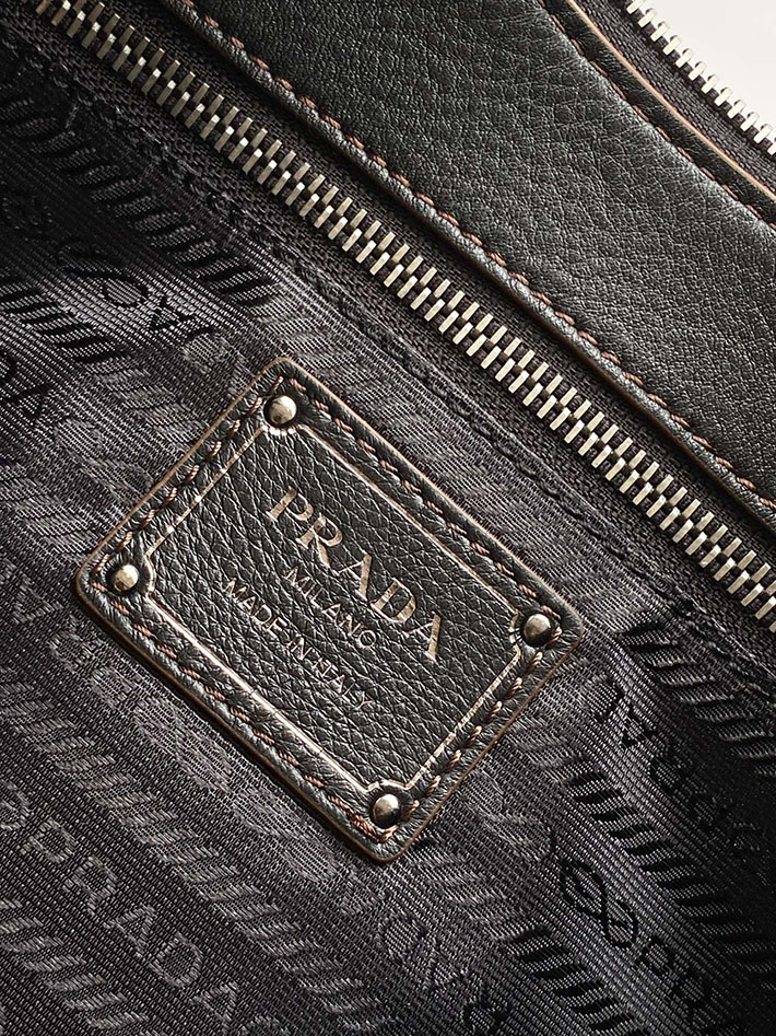 プラダ バッグ レディース PRADA ロゴ エメ ラージ レザー ショルダーバッグ ブラック 1BC280_2HIK_F0002_V_OOO プラダ ショルダーバッグ 人気 - 画像 (2)