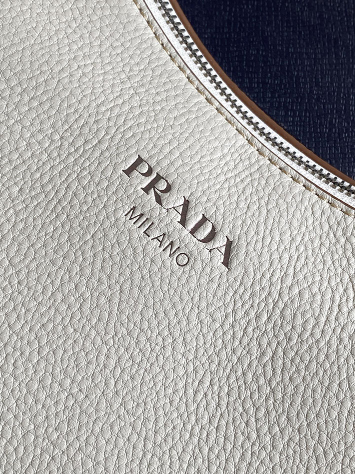 プラダ バッグ レディース PRADA ロゴ エメ ラージ レザー ショルダーバッグ チョークホワイト 1BC280_2HIK_F0K74_V_OOO プラダ ショルダーバッグ 新作 - 画像 (6)