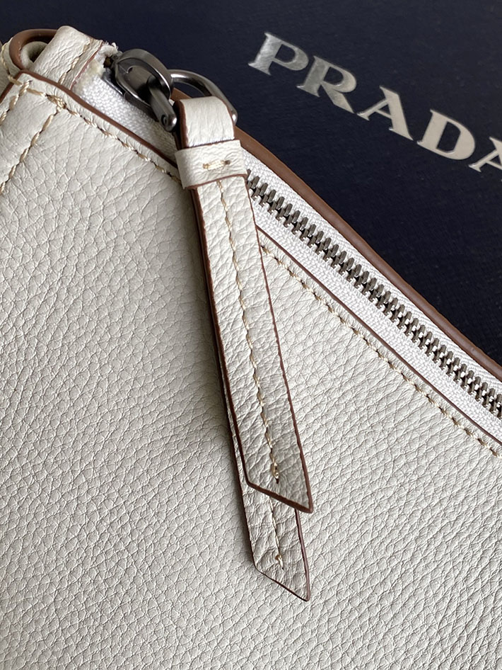 プラダ バッグ レディース PRADA ロゴ エメ ラージ レザー ショルダーバッグ チョークホワイト 1BC280_2HIK_F0K74_V_OOO プラダ ショルダーバッグ 新作 - 画像 (4)