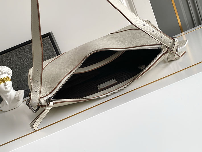 プラダ バッグ レディース PRADA ロゴ エメ ラージ レザー ショルダーバッグ チョークホワイト 1BC280_2HIK_F0K74_V_OOO プラダ ショルダーバッグ 新作 - 画像 (3)