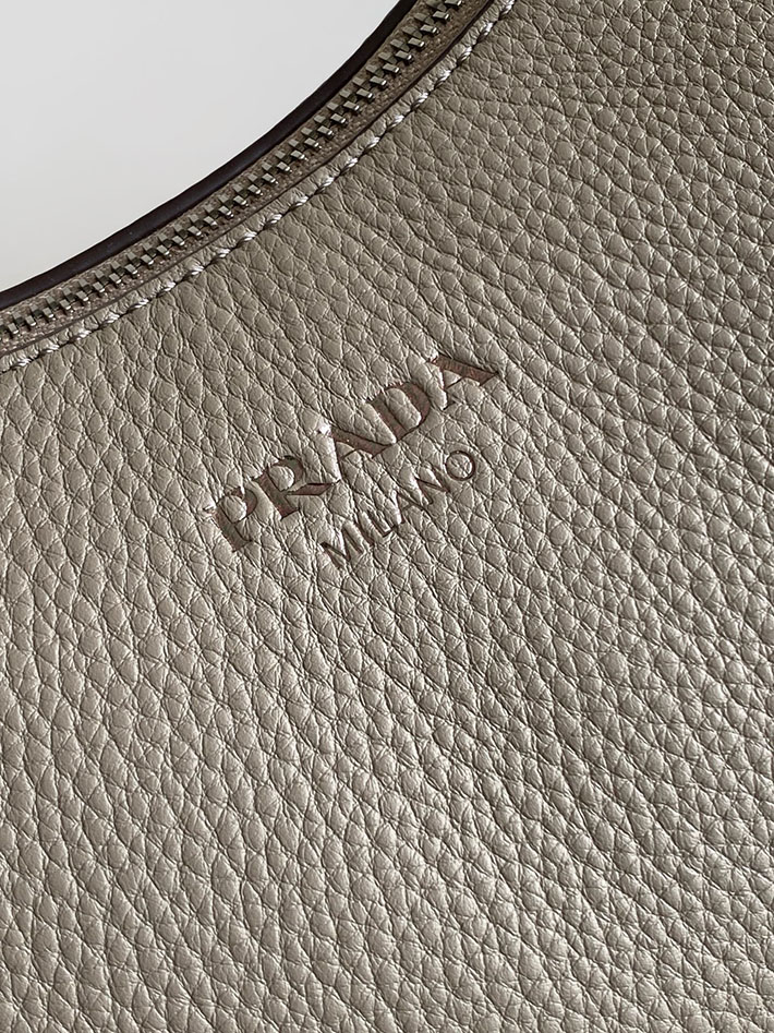 プラダ バッグ レディース PRADA ロゴ エメ ラージ レザー ショルダーバッグ クレイグレー 1BC280_2HIK_F0572_V_OOO プラダ ショルダーバッグ レザー - 画像 (6)