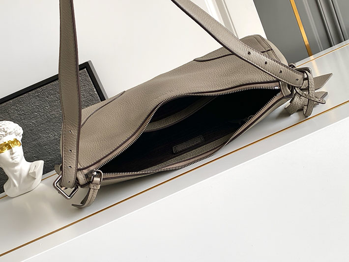プラダ バッグ レディース PRADA ロゴ エメ ラージ レザー ショルダーバッグ クレイグレー 1BC280_2HIK_F0572_V_OOO プラダ ショルダーバッグ レザー - 画像 (3)