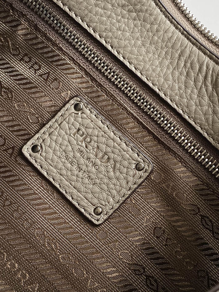 プラダ バッグ レディース PRADA ロゴ エメ ラージ レザー ショルダーバッグ クレイグレー 1BC280_2HIK_F0572_V_OOO プラダ ショルダーバッグ レザー - 画像 (2)