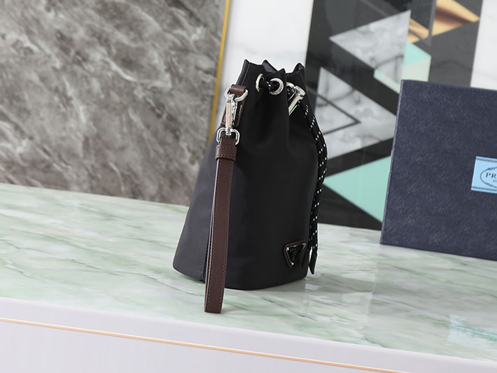 プラダ バッグ レディース PRADA スピードロック Re-Nylon xレザー ポーチ ブラック 2NE067_2HE1_F0002 プラダ ポーチ ナイロン - 画像 (9)