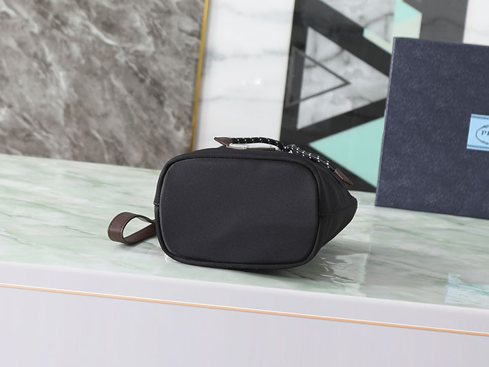 プラダ バッグ レディース PRADA スピードロック Re-Nylon xレザー ポーチ ブラック 2NE067_2HE1_F0002 プラダ ポーチ ナイロン - 画像 (6)
