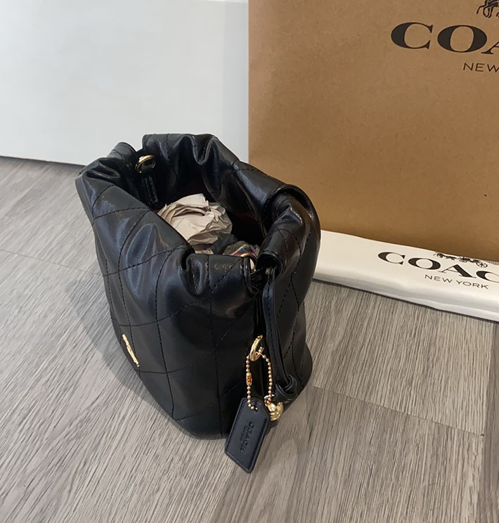 コーチ バッグ アウトレット COACH フェイ ミニ ドローストリング バッグ・キルティング ブラック CDB69 IMBLK レディース コーチ バッグ - 画像 (5)