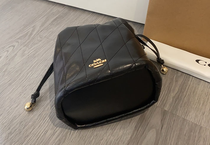 コーチ バッグ アウトレット COACH フェイ ミニ ドローストリング バッグ・キルティング ブラック CDB69 IMBLK レディース コーチ バッグ - 画像 (4)
