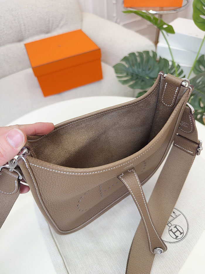 エヴリン 23 定価 HERMES エヴリン3 23 エトゥープ トリヨンクレマンス シルバー金具 26210466 エルメス 新作バッグ - 画像 (7)