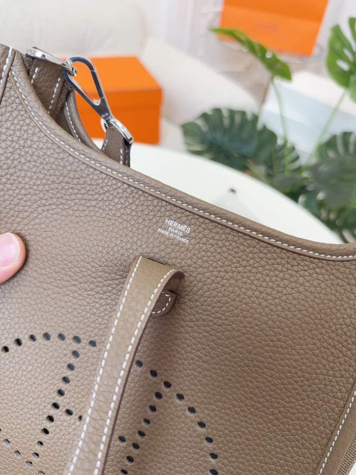 エヴリン 23 定価 HERMES エヴリン3 23 エトゥープ トリヨンクレマンス シルバー金具 26210466 エルメス 新作バッグ - 画像 (6)