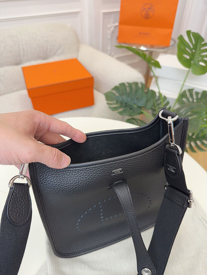 エブリン 23 日本 HERMES エヴリン3 23 黒 ブラック トリヨンクレマンス シルバー金具 26210467 エルメス 新作バッグ - 画像 (6)