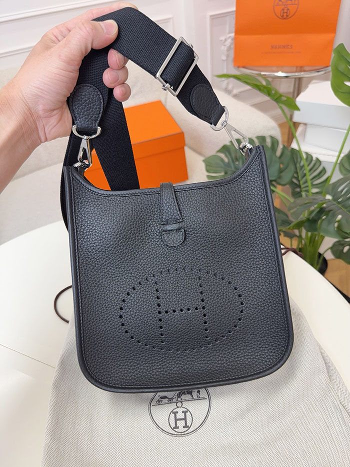 エブリン 23 日本 HERMES エヴリン3 23 黒 ブラック トリヨンクレマンス シルバー金具 26210467 エルメス 新作バッグ - 画像 (2)