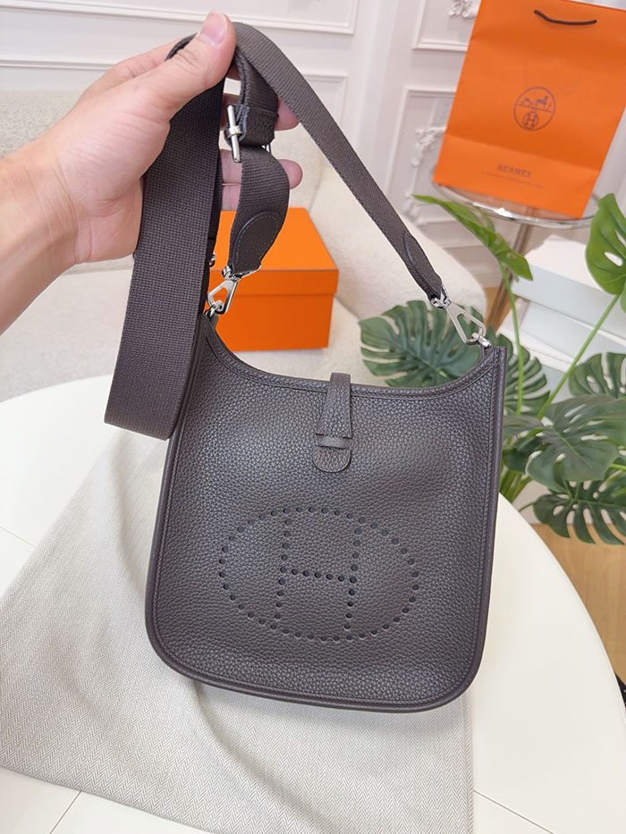エルメス エヴリン 定価 HERMES エヴリン3 23 エベンヌ トリヨンクレマンス シルバー金具 26210470 エルメス 新作バッグ - 画像 (3)