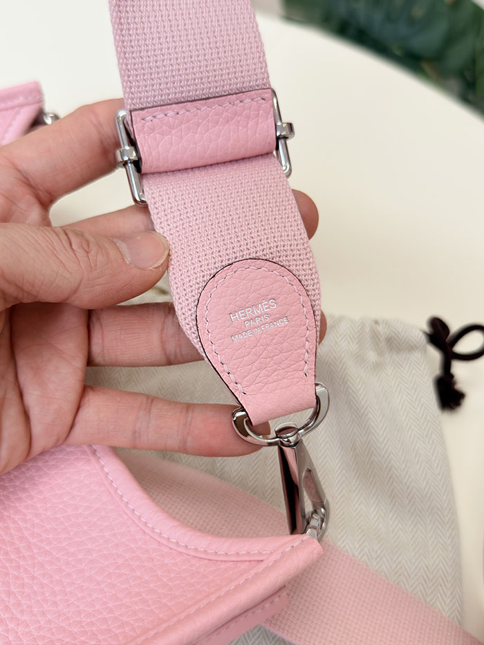 エルメス エブリン 公式 HERMES エヴリン3 23 ローズサクラ トリヨンクレマンス シルバー金具 26210472 エルメス 新作バッグ - 画像 (4)