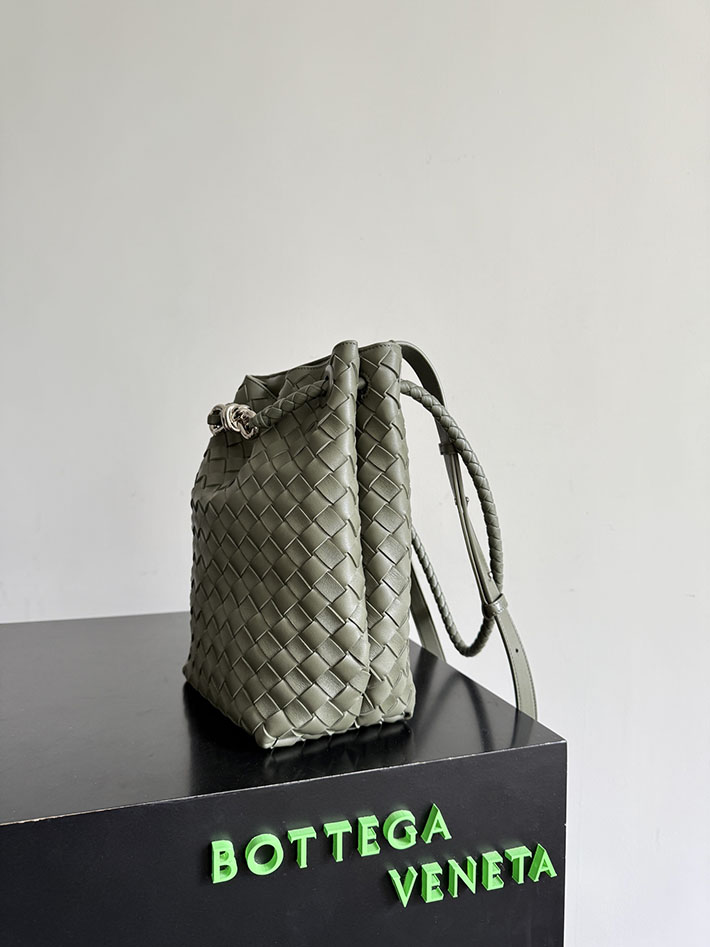 最高級ボッテガスーパーコピー Bottega Veneta Andiamo Bucket Piccola イントレチャート カーフ 2629499 ボッテガ ヴェネタ バッグ アウトレット - 画像 (9)