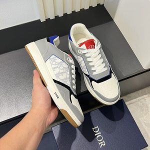 ディオール スニーカー 値段