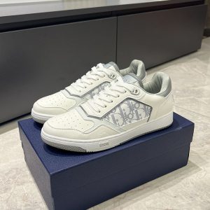 ディオール スニーカー 値段