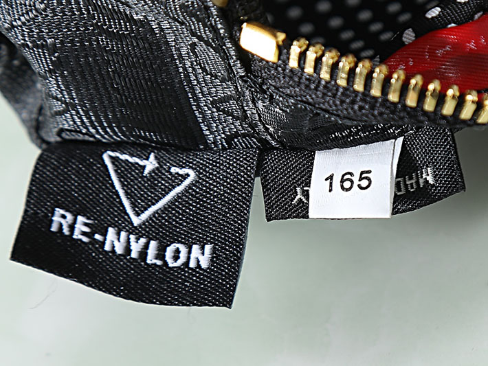プラダ バッグ レディース PRADA プリントRe-Nylon ポーチ ブラック 1BC280_2HIK_F0036_V_OOO プラダ ポーチ アウトレット 値段 - 画像 (2)