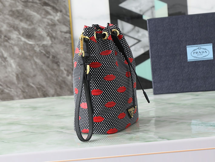 プラダ バッグ レディース PRADA プリントRe-Nylon ポーチ ブラック 1NS369_2HFL_F0002 プラダ ポーチ ナイロン - 画像 (9)