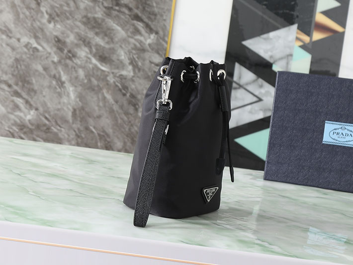 プラダ バッグ レディース PRADA Re-Nylon ポーチ バケットバッグ ブラック 1NS369_R067_F0002 プラダ 巾着 バッグ アウトレット - 画像 (9)