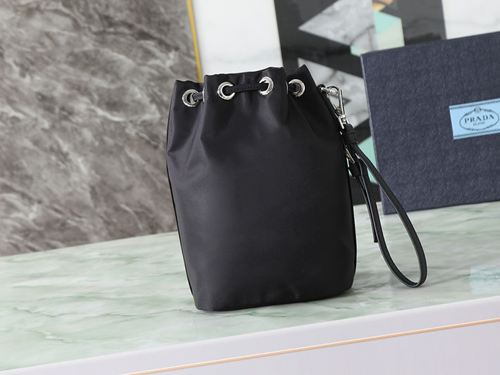 プラダ バッグ レディース PRADA Re-Nylon ポーチ バケットバッグ ブラック 1NS369_R067_F0002 プラダ 巾着 バッグ アウトレット - 画像 (8)