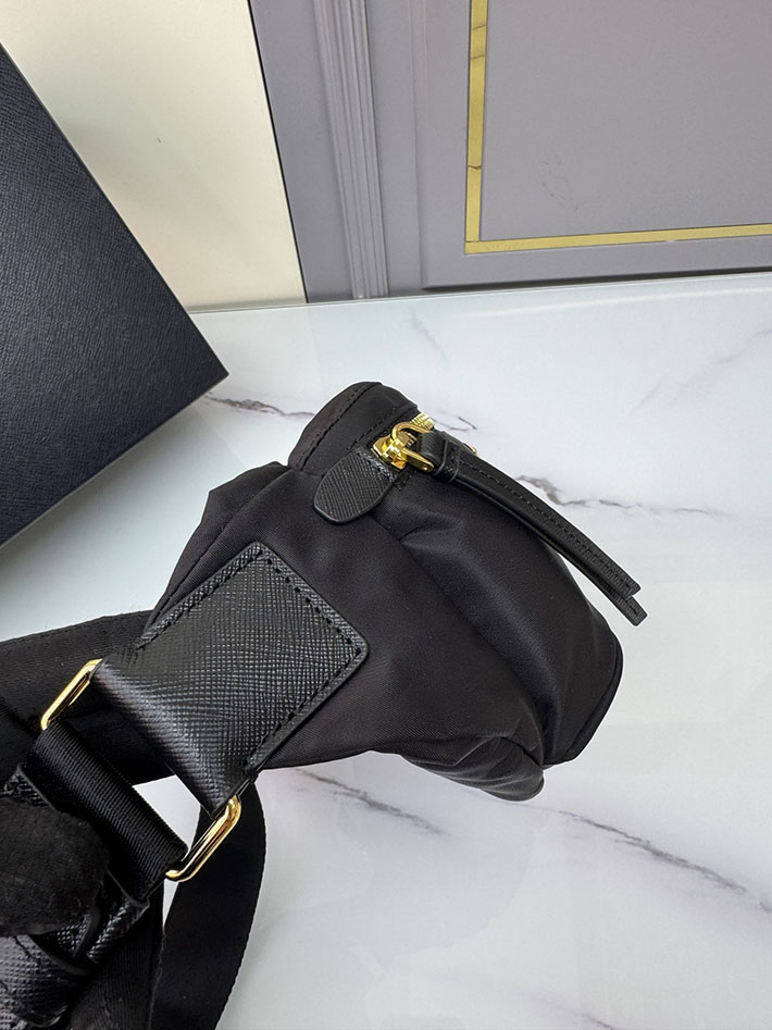 プラダ バッグ メンズ 新作 PRADA Re-Nylon xサフィアーノレザー ベルトバッグ ブラック 1BL046_R064_F0002_V_OOO プラダ ベルトバッグ メンズ - 画像 (7)