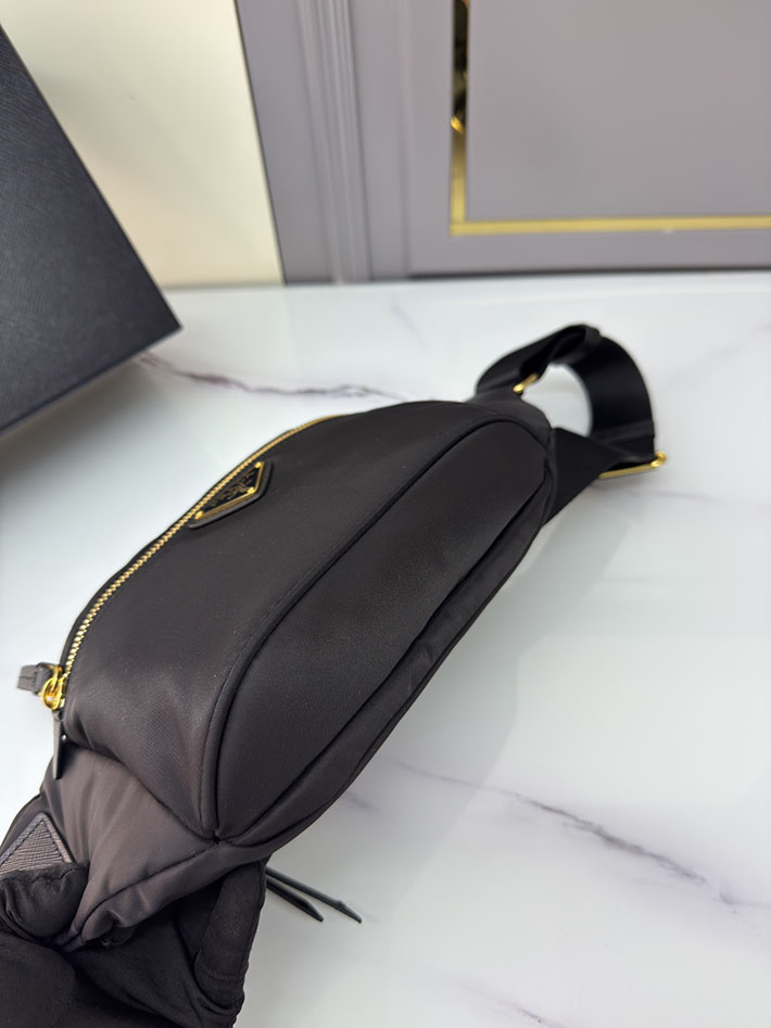 プラダ バッグ メンズ 新作 PRADA Re-Nylon xサフィアーノレザー ベルトバッグ ブラック 1BL046_R064_F0002_V_OOO プラダ ベルトバッグ メンズ - 画像 (6)