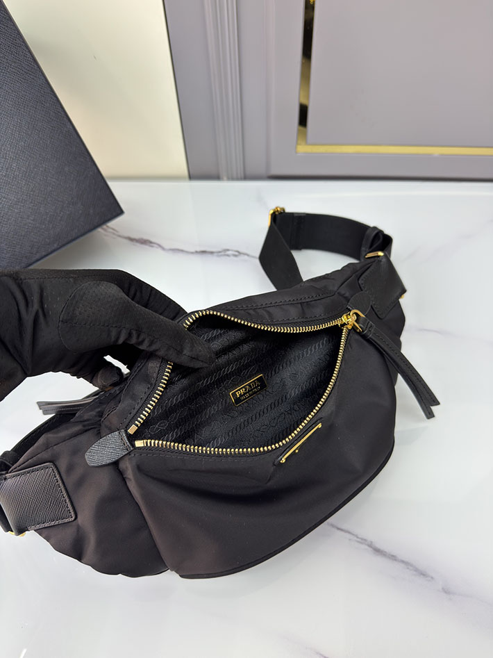 プラダ バッグ メンズ 新作 PRADA Re-Nylon xサフィアーノレザー ベルトバッグ ブラック 1BL046_R064_F0002_V_OOO プラダ ベルトバッグ メンズ - 画像 (4)