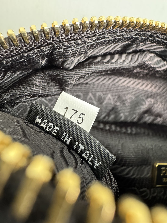 プラダ バッグ メンズ 新作 PRADA Re-Nylon xサフィアーノレザー ベルトバッグ ブラック 1BL046_R064_F0002_V_OOO プラダ ベルトバッグ メンズ - 画像 (2)