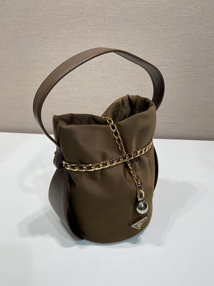 プラダ バッグ レディース PRADA プチ サック ノワール Re-Nylon xナッパレザー ミニバケットバッグ 1BE088_RUKW_F0046 プラダ 巾着バッグ ナイロン - 画像 (9)