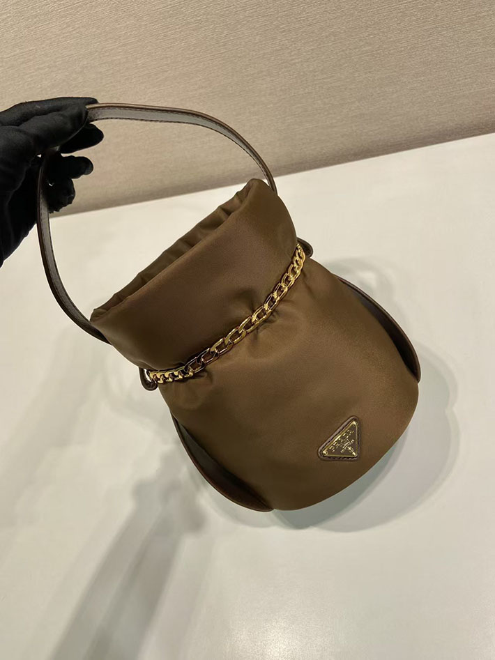 プラダ バッグ レディース PRADA プチ サック ノワール Re-Nylon xナッパレザー ミニバケットバッグ 1BE088_RUKW_F0046 プラダ 巾着バッグ ナイロン - 画像 (8)