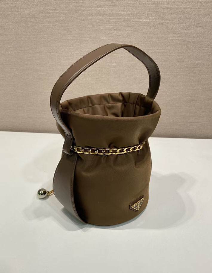 プラダ バッグ レディース PRADA プチ サック ノワール Re-Nylon xナッパレザー ミニバケットバッグ 1BE088_RUKW_F0046 プラダ 巾着バッグ ナイロン - 画像 (7)