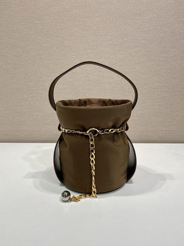 プラダ バッグ レディース PRADA プチ サック ノワール Re-Nylon xナッパレザー ミニバケットバッグ 1BE088_RUKW_F0046 プラダ 巾着バッグ ナイロン - 画像 (6)